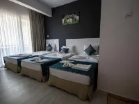 Moonbow Beach Hotel Hotel dekat Pantai Cleopatra