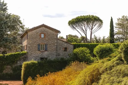 Gîtes au Pied des Cévennes - Domaine les Terres Aoyama Отели в г. Русон