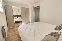 Bréhat gîte: full sea view, 200m from the beach Hotels in Perros-Guirec