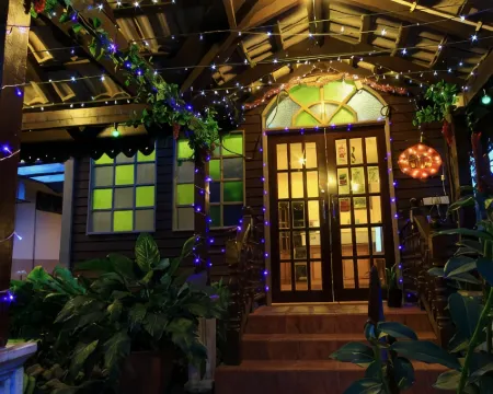 Six Villa Inn Hotels in Paka