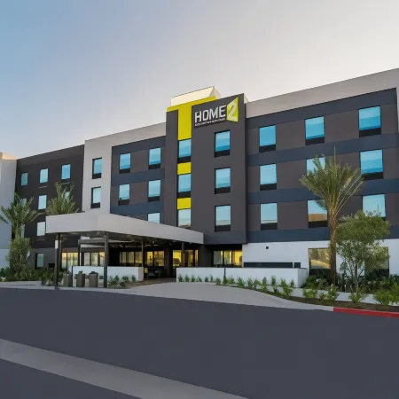 Home2 Suites by Hilton Corona Отели рядом с достопримечательностью «Публичная библиотека Корона»