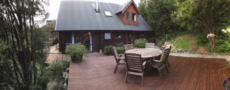 Authentic log chalet serene and secluded with outdoor spa