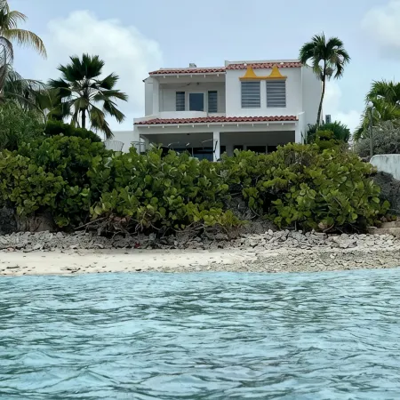 Beautiful oceanfront villa with beach and great house reef