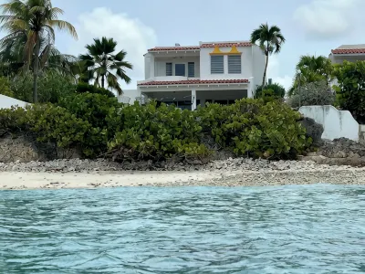 Beautiful oceanfront villa with beach and great house reef Hotels in 