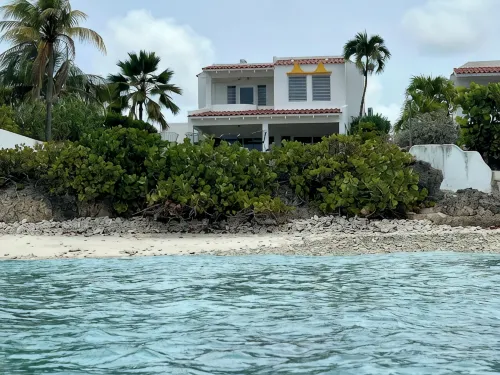 Beautiful oceanfront villa with beach and great house reef