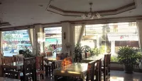 Ritzy House Hotel