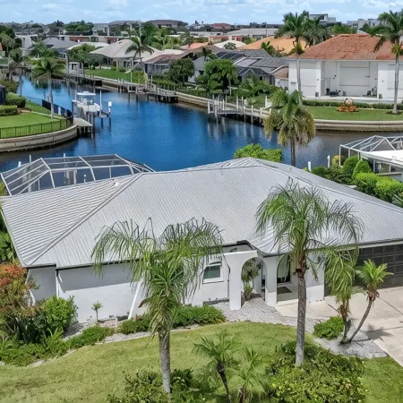 SUPERB! LOCATION! 1 BLOCK 2 FISH VILLE MODERN HOME-HEATED SALT POOL-SPA-E BIKES
