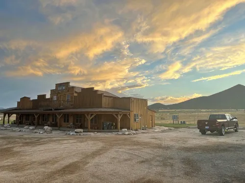 Cozy cabin 2 in at Almo Inn with AC, WiFi near City of Rocks/Castle Rocks Idaho