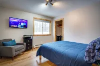 Oasis on 10 Acres, Firepits, 15 Mins to Harbor Springs, Petoskey, Sleeps 14
