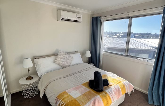 Stylish 4 bedroom 3 bathroom lakeside townhouse