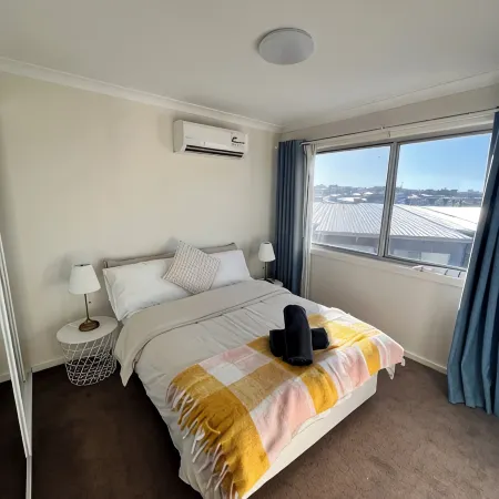 Stylish 4 bedroom 3 bathroom lakeside townhouse