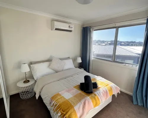 Stylish 4 bedroom 3 bathroom lakeside townhouse Hotels in Phillip