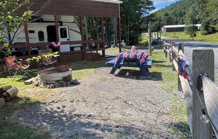 Cozy 2-bedroom RV in amazing Pipestem with AC, WiFi and Heat Smart TV