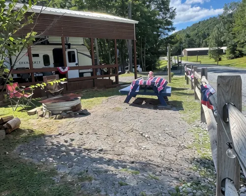 Cozy 2-bedroom RV in amazing Pipestem with AC, WiFi and Heat Smart TV Hotels in Bluestone River