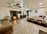 Fox n Bear Cottages Big Bear - parking
