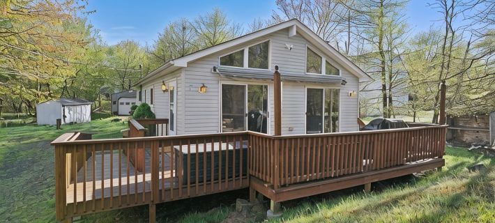 Cozy Lake Mountain Escape Cottage- Fire pit, Large Deck, Community Lakes & Pools Hotels in Penn Forest Township