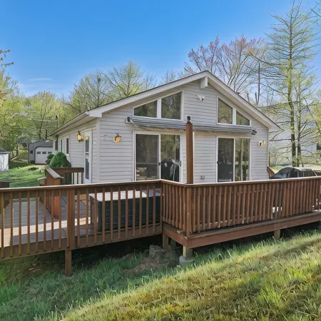 Cozy Lake Mountain Escape Cottage- Fire pit, Large Deck, Community Lakes & Pools
