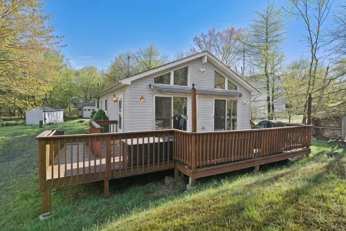 Cozy Lake Mountain Escape Cottage- Fire pit, Large Deck, Community Lakes & Pools - 4-Sterne