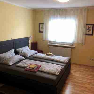Ferienhaus für 6-8 Personen - Zentral und Sehr Geräumig mit Überdachter Terrasse Rooms