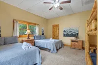 Vintage Luxury Creekside Cabin ~ King Bed, Hot Tub, Fire Pit & Game Room, Dog Ok
