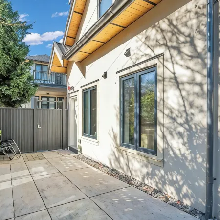 Most Private & Spacious 2 Bed/1 Full Bathroom Laneway House Отели рядом с достопримечательностью «Пляж Испанские Банки»