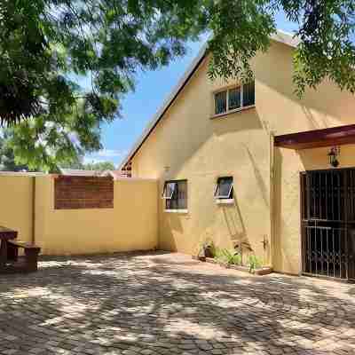Charming 2-bedroom cottage in lovely Randburg with WiFi Others