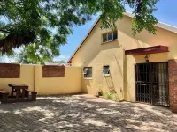 Charming 2-bedroom cottage in lovely Randburg with WiFi