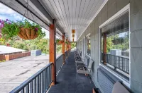 Sandman Motel - parking