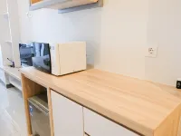 Cozy Stay Studio Connected with Mall at Supermall Mansion Apartment By Travelio Hotéis em Sambikerep