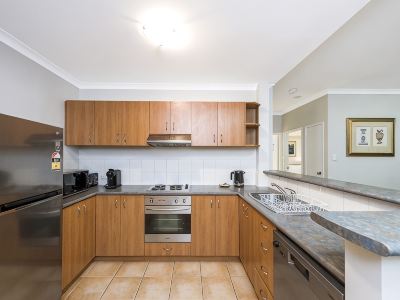 Central East Perth Flat with Pool & Gym Access