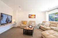 Lux Clyde North Super Spacious Retreat