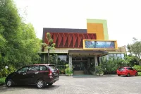 Savita Garden Inn - parkir