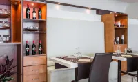 Hotel Montebello - بار