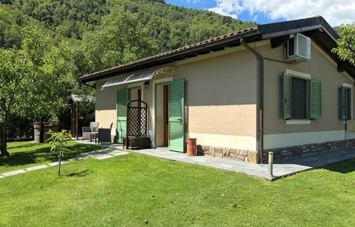 NATURE - cottage with garden, shared pool, private veranda