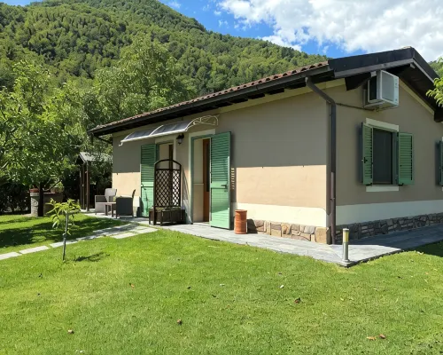 NATURE - cottage with garden, shared pool, private veranda Hotels in Gallicano