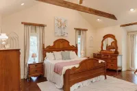 Historical and Spacious Shabby Cabin Retreat! Modern Amenities