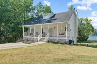 Family Friendly Lakefront Cottage/ Home Theatre/ Bunk room - 3-Star