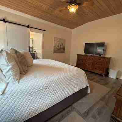 Ocean Views - Comfy Family Home Sleeps up to 10 - Hideaways Beach Club Rooms