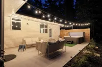 Private Wooded Retreat w/ Hot Tub & Fireplace - Walk to Coffee, Near Sister Bay