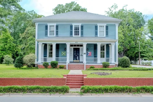 The Camelia Room - Private studio w/ Ensuite Bath in Historic Downtown Home - Wifi