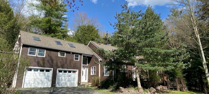 Spacious and bright mountain house near Hunter and Windham Hotels in Hunter
