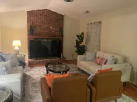 Charming and cozy 3-bedroom house, 2 full bathrooms in High Point close to HPU - Homestays