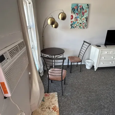 One Queen bed studio with WiFi, smart TV and AC in welcoming Fillmore.