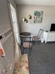 One Queen bed  studio with WiFi, smart TV and AC in welcoming Fillmore.