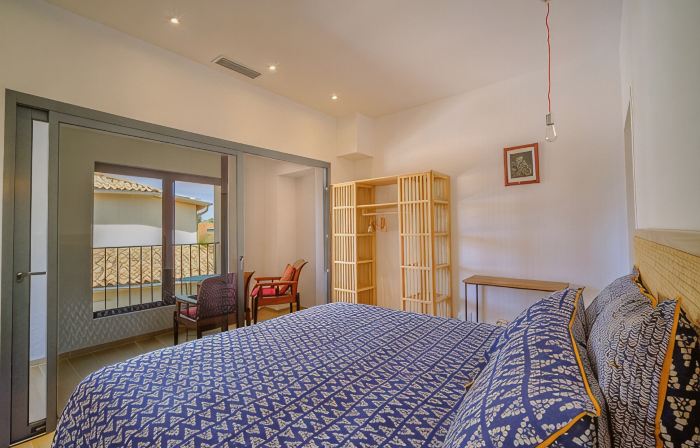 Family villa for 16 with pool and spa 50m from the beach