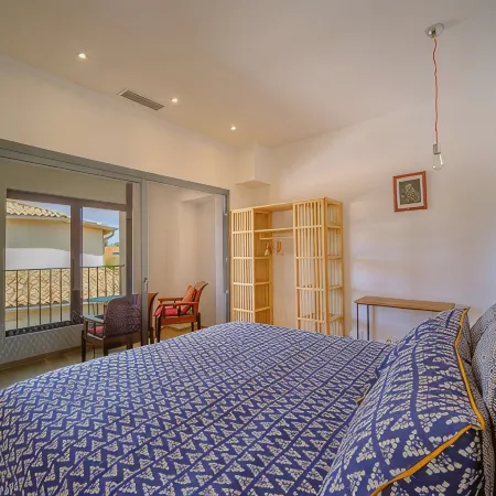Family villa for 16 with pool and spa 50m from the beach