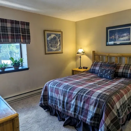Spacious Condo w/ FREE WiFi, Parking, Heated Pool, Hot Tubs, Skier Shuttles