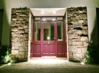 Beautiful Townhouse, 3DBr-sleeps 6 Adults. Special & Unique in Galway City! โรงแรมใน
