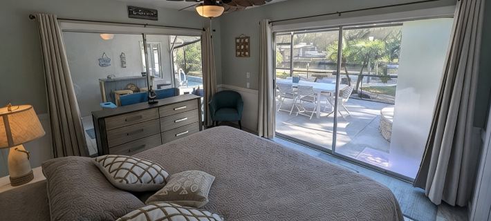 Waterfront Paradise w dock, large patio, lanai, pool, hot tub! Bring your boat! Hotels in Crystal River