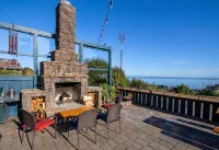 Chez ZigZag: 2 Bdrm. Full Kitchen, Water/Mtn-View, Sauna with Fee. Awesome Patio - Apartments